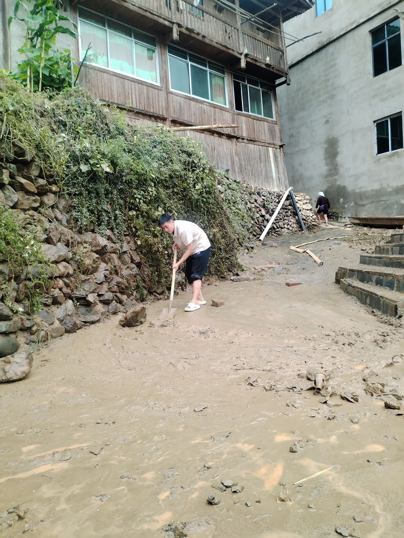 從江縣局駐村第一書記袁振琳同志在洪峰過后帶頭開展災后清淤工作。