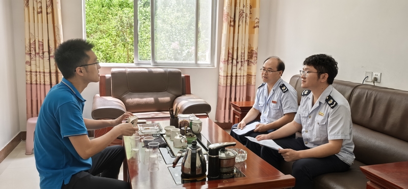 從江縣局團支部書記張定興與同事一道趕往受災企業做涉稅報損輔導。