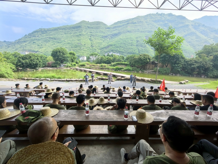 隊員們在四渡赤水實景體驗園觀看演出。習水縣融媒體中心供圖.jpg