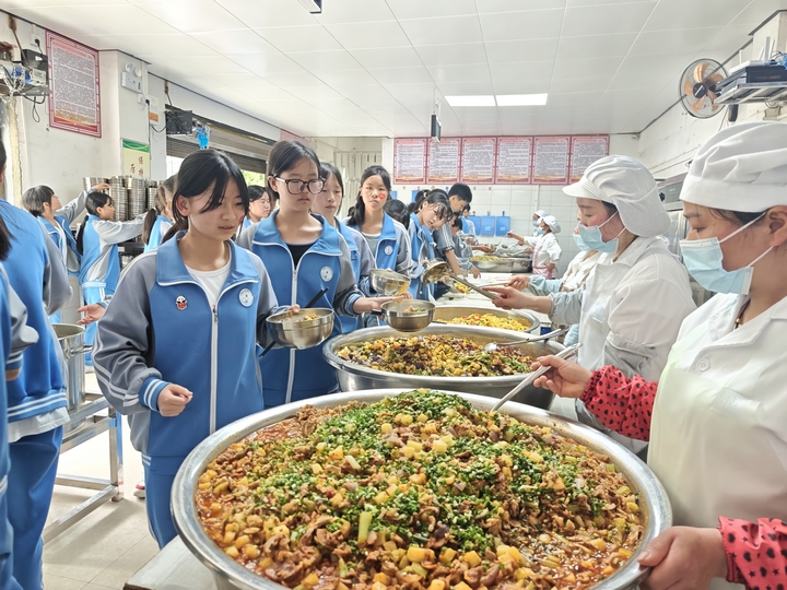 赫章縣水塘堡鄉田壩中學學生排隊打飯菜。張雪  攝.jpg