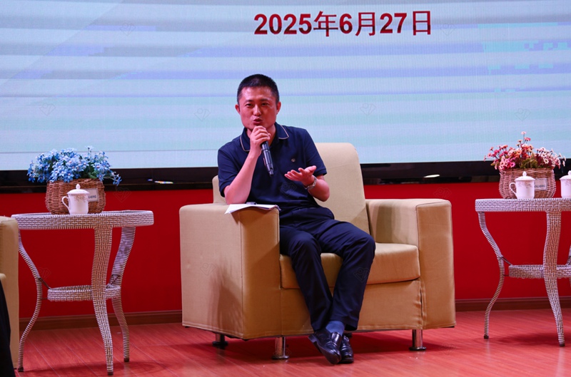 鄢仁嵩發言。