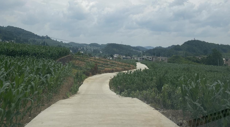 修繕完后的息烽縣石硐鎮何家洞村壩子邊組通組公路。