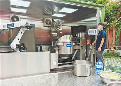6月30日，可移動廚房在準備晚餐。