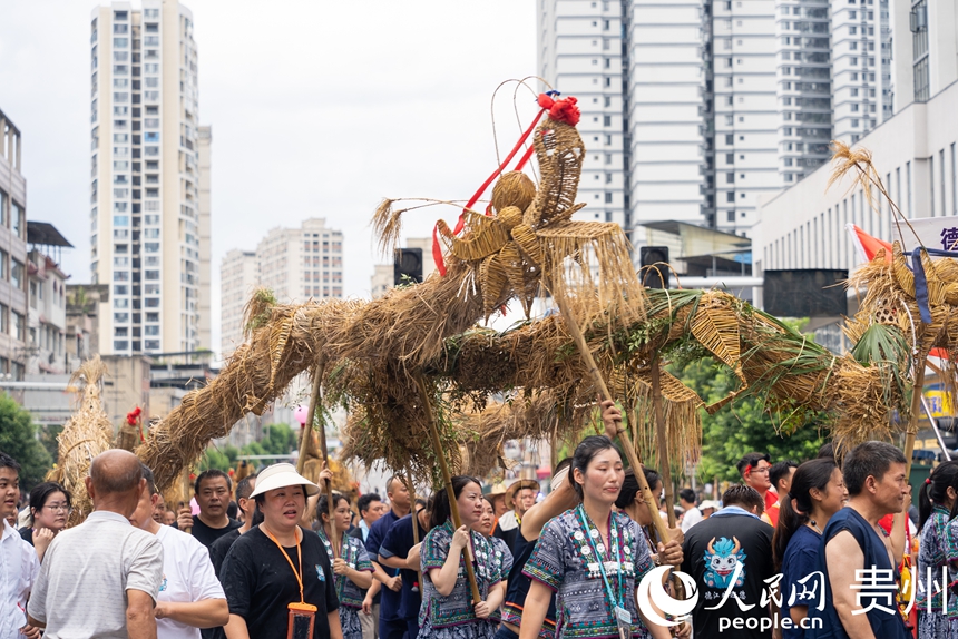 參加2025德江“水龍節”的草龍。人民網記者 涂敏攝