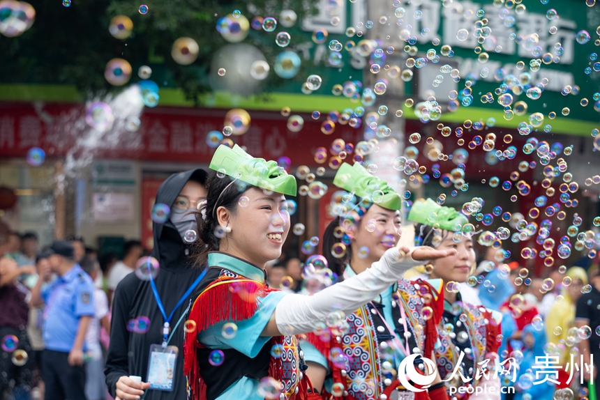 參加“水龍節”儺舞展演的演員。人民網記者 涂敏攝