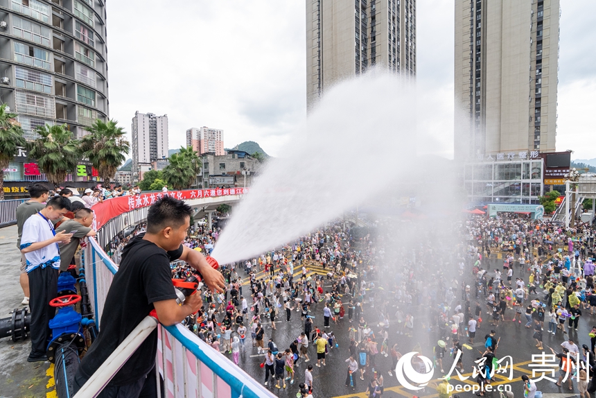 2025德江“水龍節”活動現場，工作人員為參加活動的市民游客灑水助興。人民網記者 涂敏攝