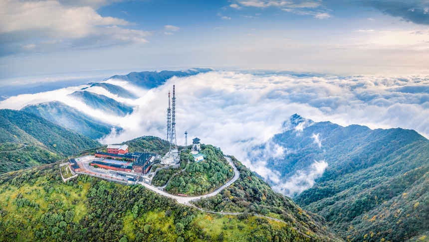 巍巍雷公山。楊通富攝