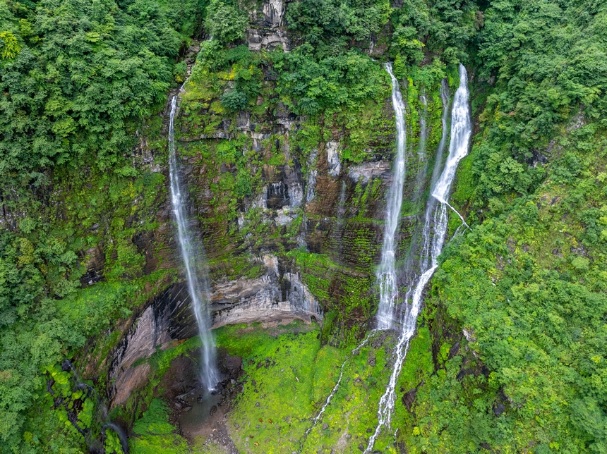 6月29日，游客在貴州省畢節市納雍縣吊水巖瀑布游玩打卡。