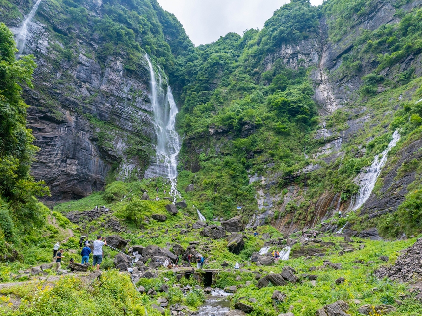 6月29日，游客在貴州省畢節市納雍縣吊水巖瀑布游玩打卡。