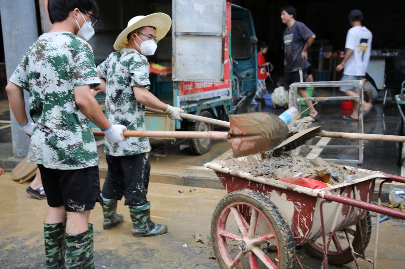安排好駐村各項工作后，楊福兵奔赴榕江縣城參與全城災后重建，到稅務網格區進行垃圾清理和道路清洗工作。