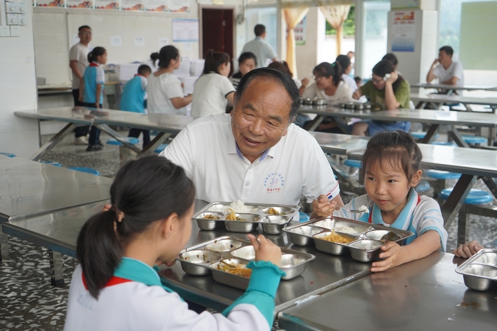 校長與學生聊天。黃源匯 攝 (2).jpg