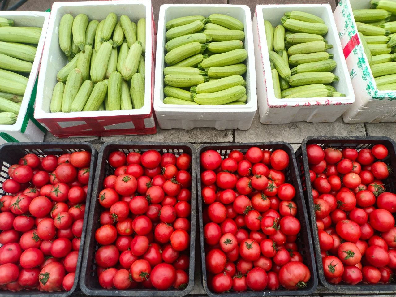 圖為普定縣支援榕江縣災后生活物資。