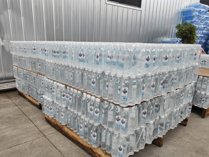 “背水山泉”瓶裝水 陳昱 攝.jpg