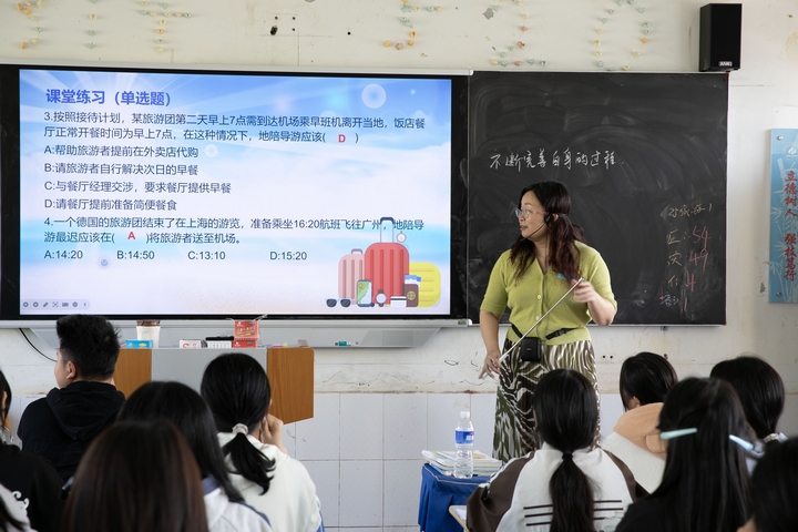 幫扶教師崔嶸上課。陳春志 攝.jpg