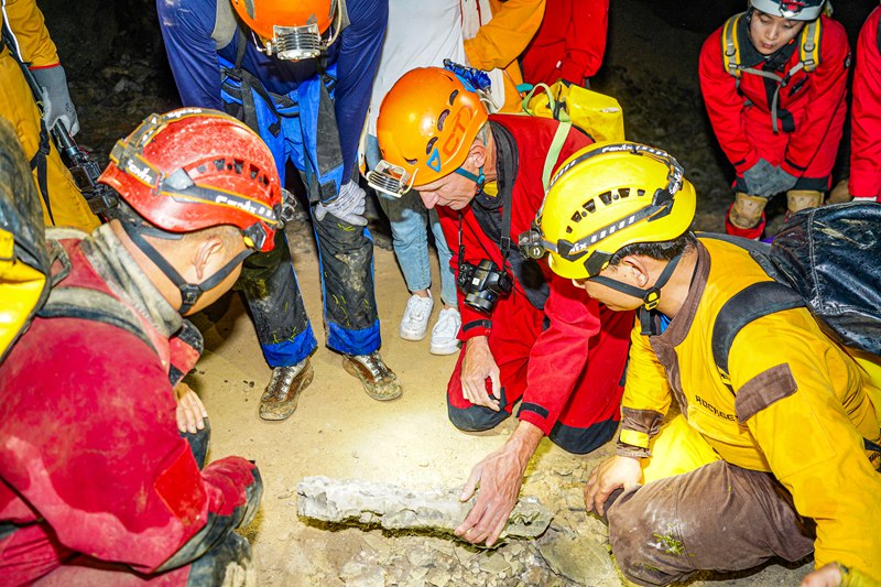 圖為科考隊勘察雙河溶洞洞穴。綏陽縣融媒體中心供圖