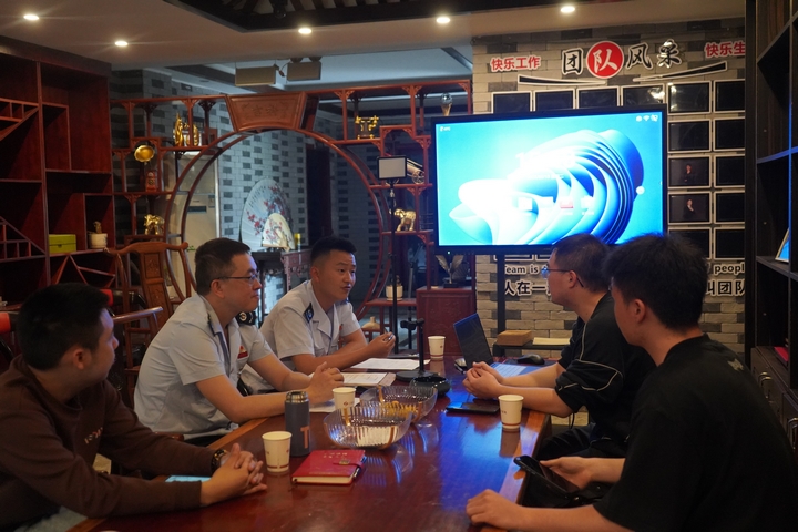 惠水縣稅務局到直播公司開展稅法宣傳，引導企業合規經營、誠信納稅。葉小銅攝