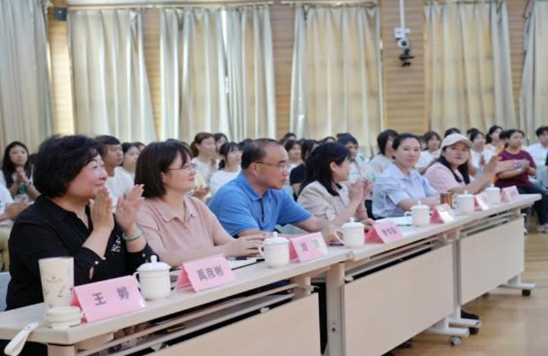 認真聆聽學生的匯報。