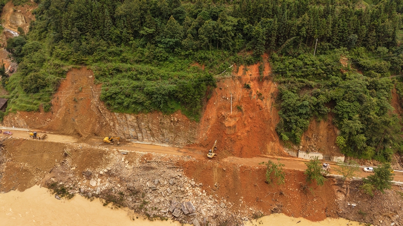 搶修道路。