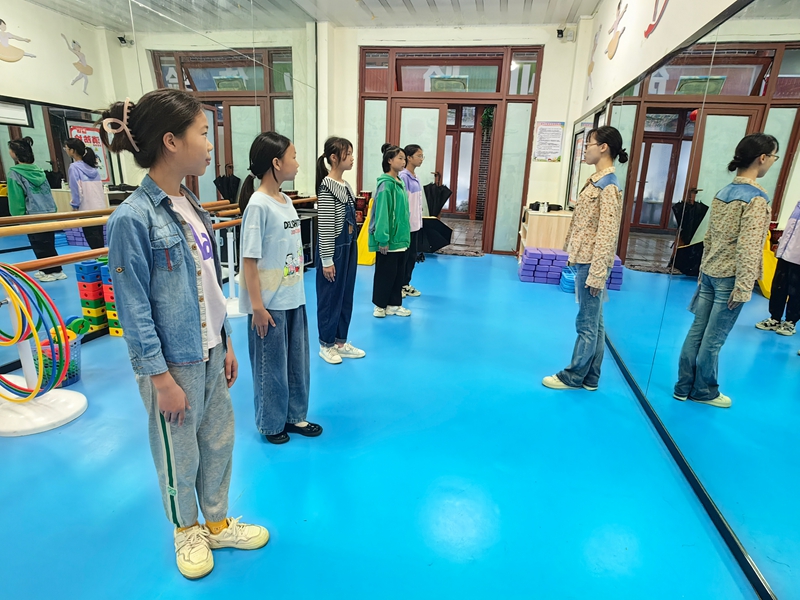 錦繡社區青少年活動中心老師為孩子們上興趣課。