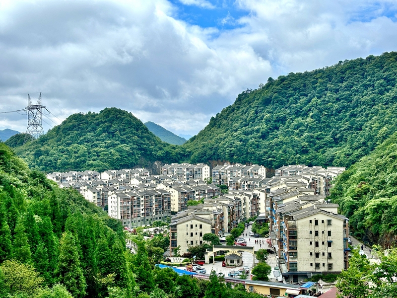 進雙龍鄉水泊涼山風情小鎮，盤山而建的樓房嵌在綠浪里。王燁攝