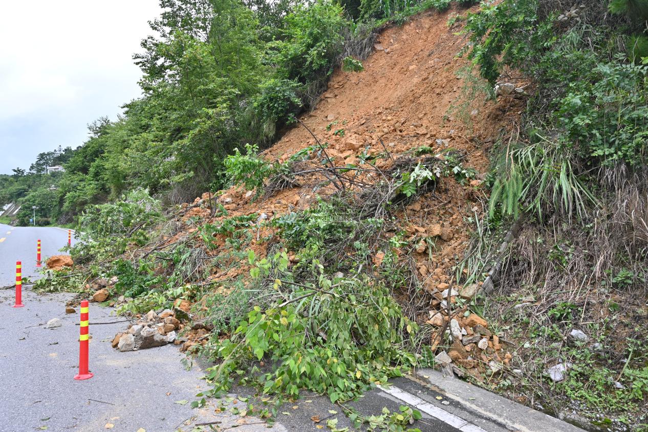 G354K1613+700處邊坡塌方。