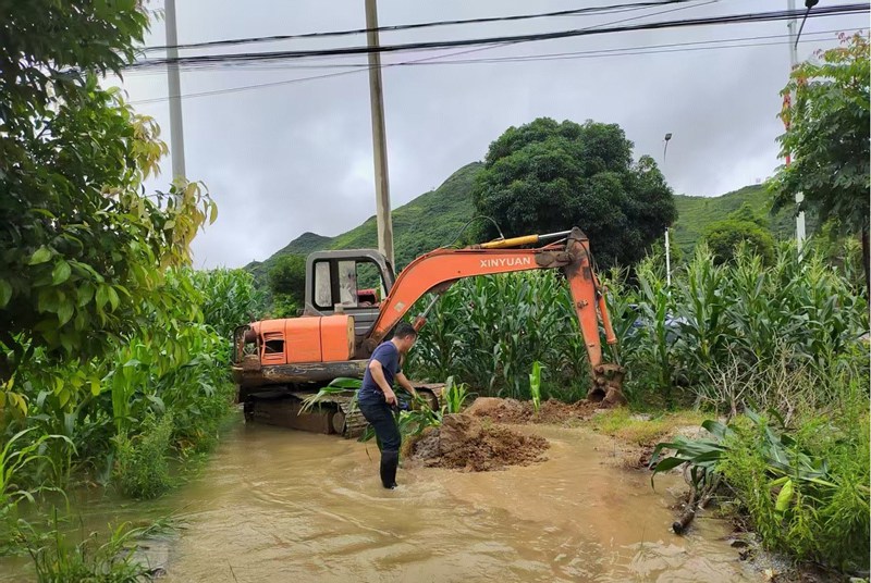 清理內澇農田。