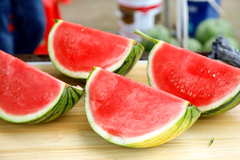 七星關區青龍街道河尾社區種植的麒麟西瓜皮薄脆甜。