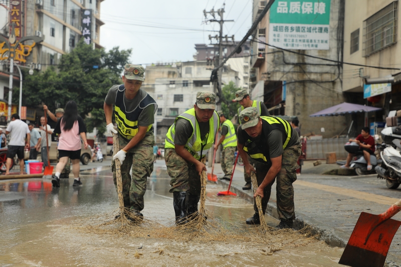 雷山搶險救援隊在開展救援。