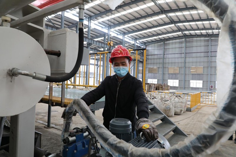 貴州大龍匯成新材料有限公司生產車間。銅仁市委宣傳部供圖