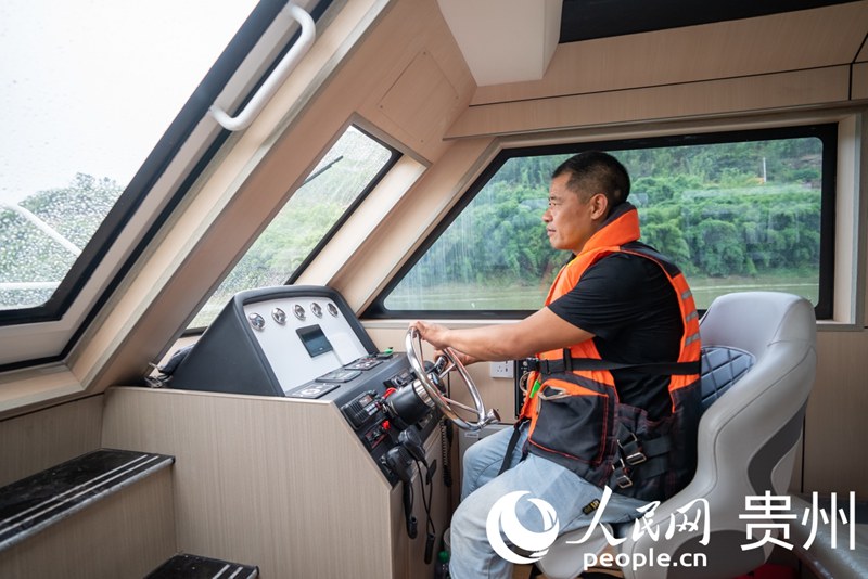 向英俊在開船巡河。人民網 涂敏攝