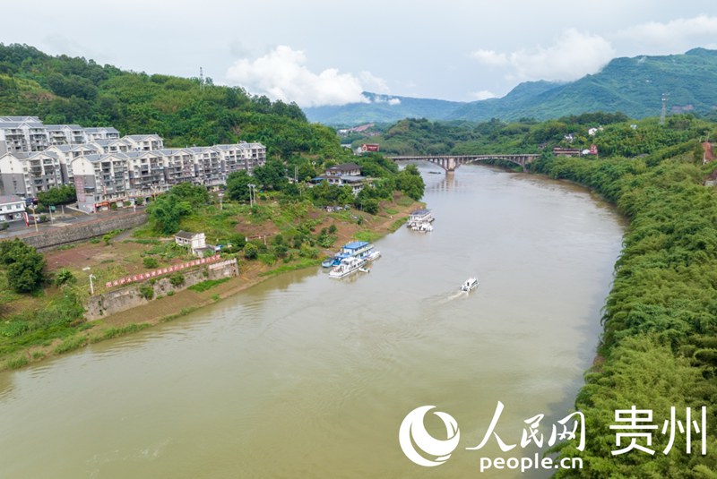 航拍赤水河。人民網 龍章榆攝