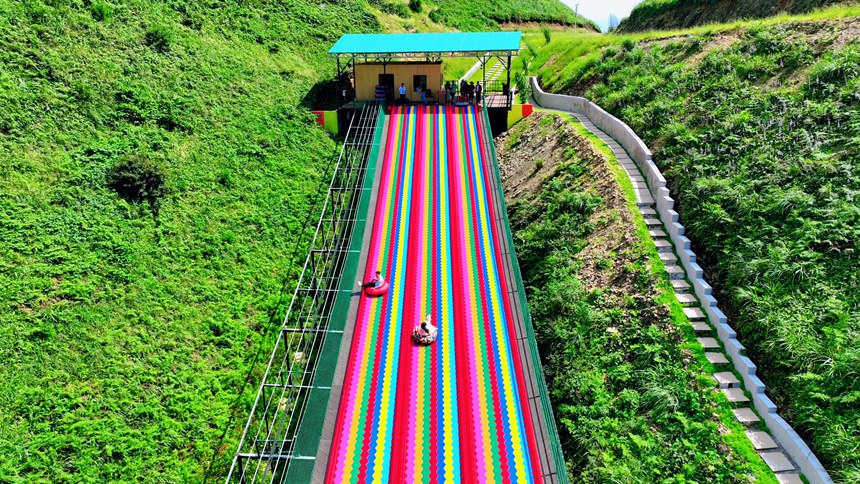 景區的彩虹滑草游玩項目。羅杰攝