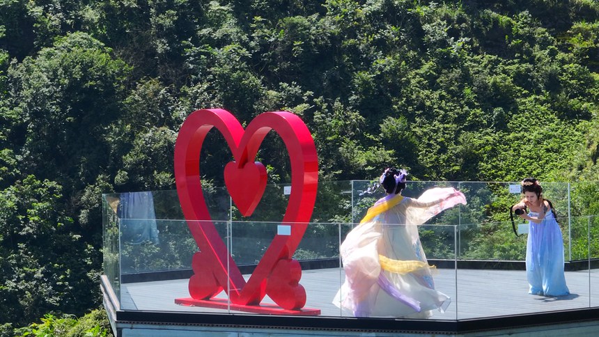 游客穿著漢服在景區打卡拍照  。李杰攝