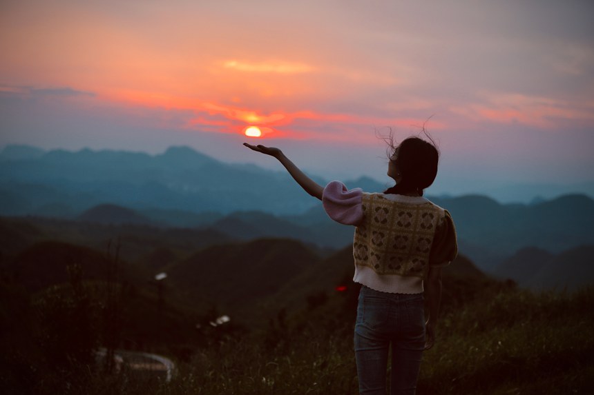 夕陽西下，游客在景區與落日同框。李資葦攝