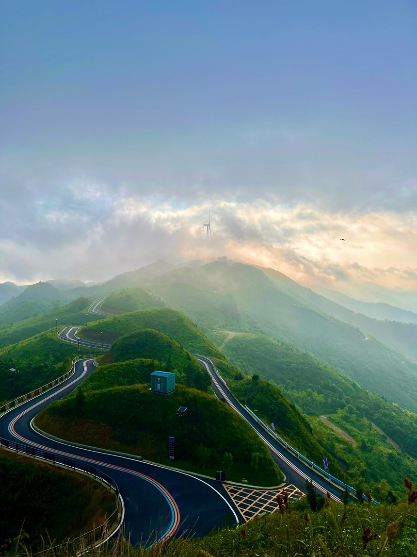 玉簪花云海景區蜿蜒曲折的觀光路。劉禹沙攝