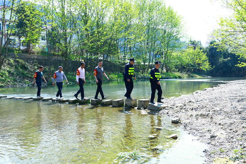 仁懷市公安局民警和義務巡邏隊員聯合開展巡邏。貴州省公安廳供圖