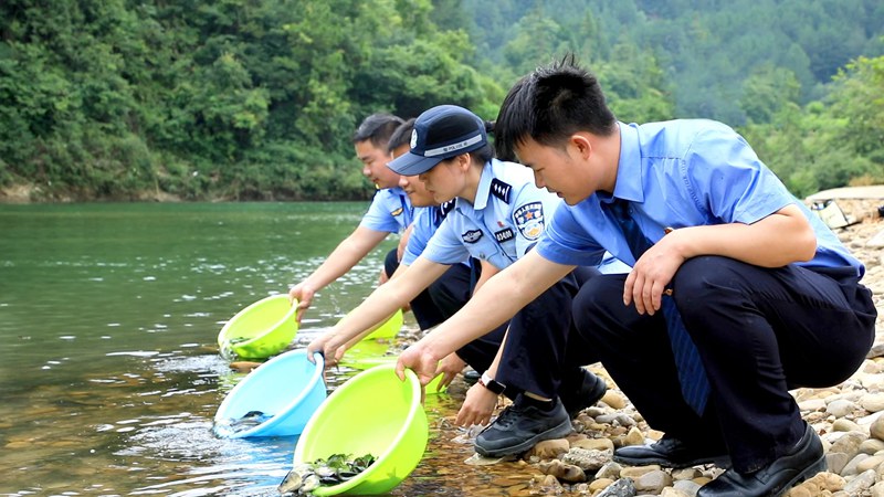 貴定縣公安局民警聯合有關部門開展增殖放流。貴州省公安廳供圖
