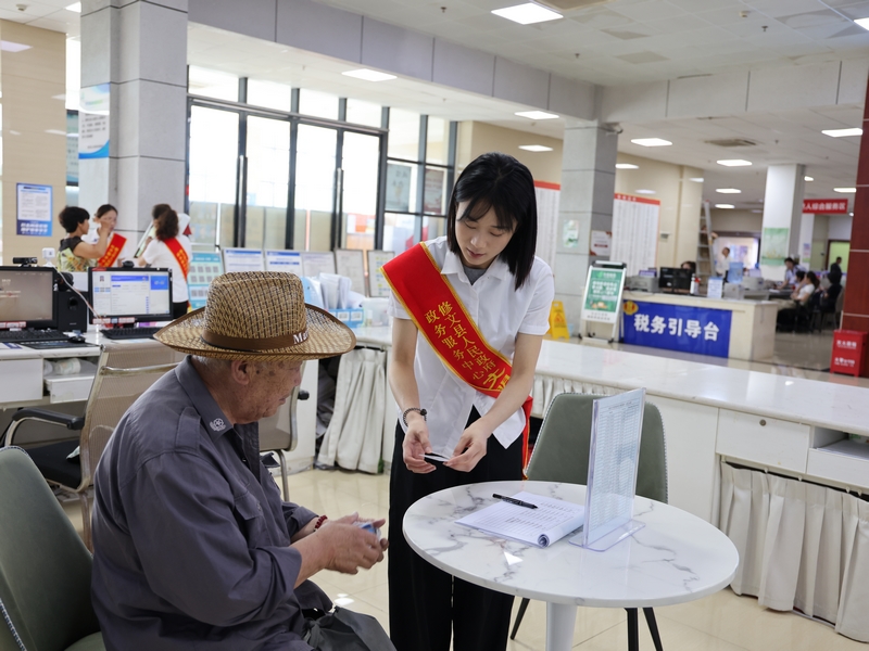 修文縣政務服務中心“爽爽辦”快捷即辦區，工作人員為群眾辦理服務事項。