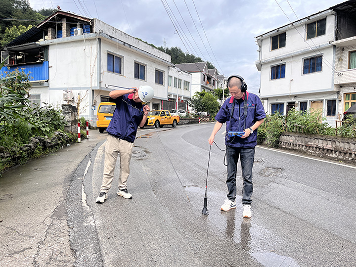 桐梓縣供排水公司工作人員正在探漏(王裕攝)
