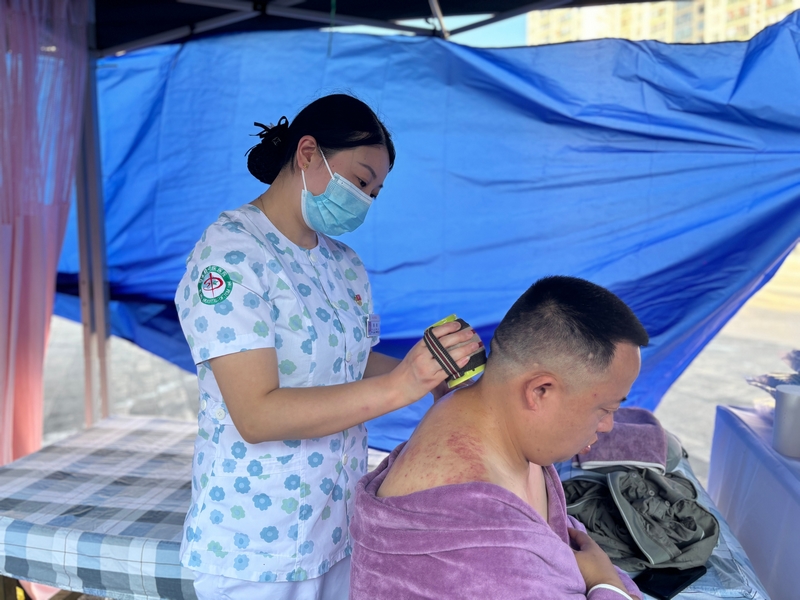 市民做火龍罐理療。王燁攝