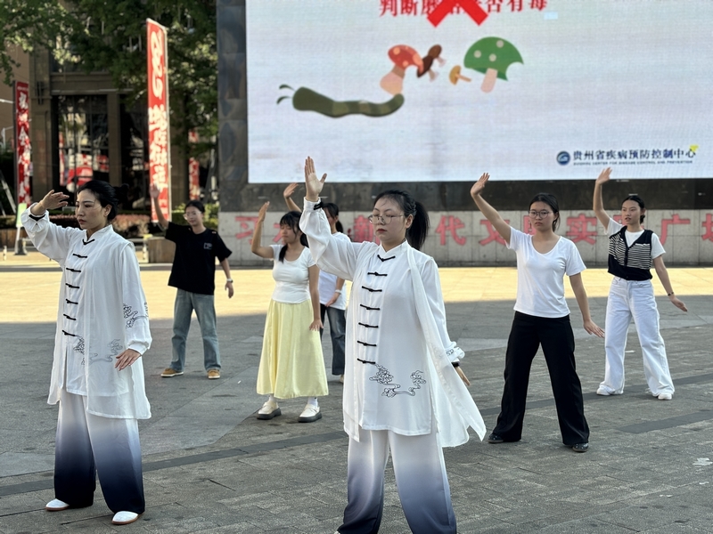 市民廣場同練中醫養生操。王燁攝