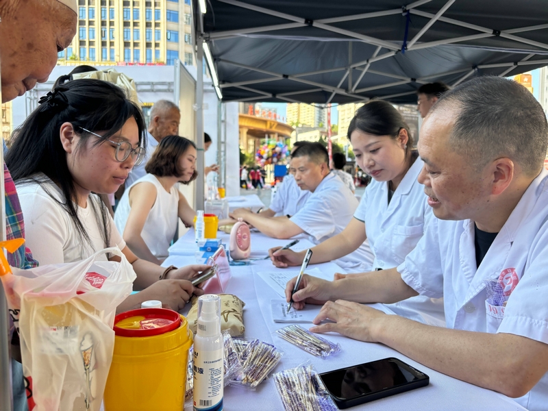 惠民義診臺中醫搭脈問診。王燁攝
