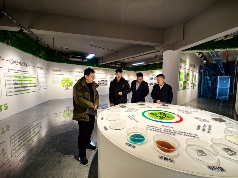 圖為工行銅仁分行工作人員上門調研場景。