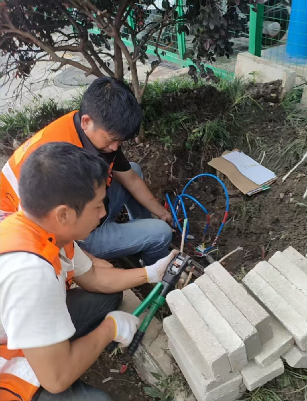 加強路燈維護管理 守護假期照明安全。