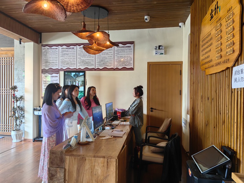 游客正在辦理入住。