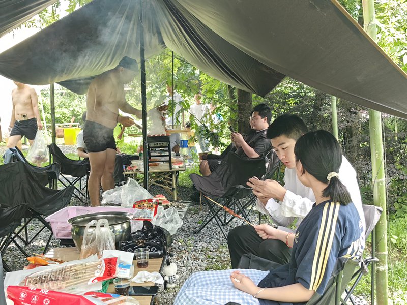 天幕內游客正在燒烤。