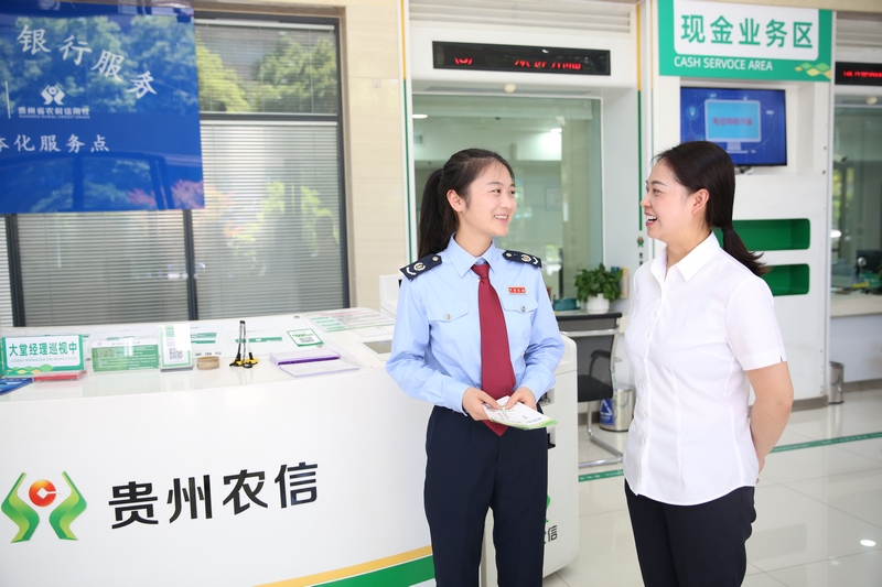 “定制化服務”中，七星關區稅務局稅務干部深入貴州畢節農村商業銀行股份有限公司開展政策宣傳和合規輔導。鄭婷攝