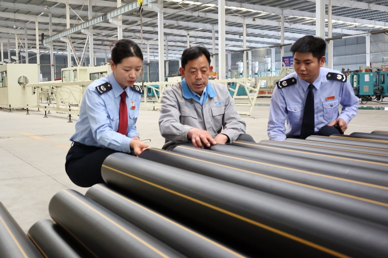 稅費前移服務團隊走訪貴州陸宇管道科技有限公司。樊曉謀攝