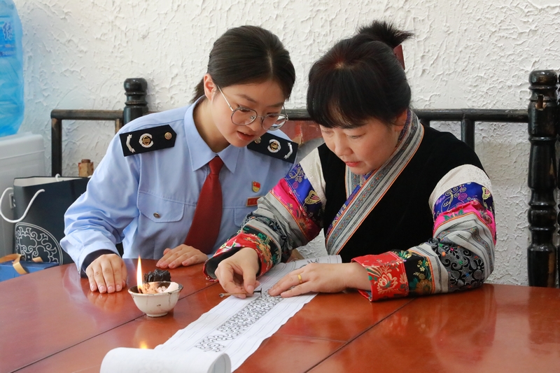 演示蠟刀操作技巧。聶燕云