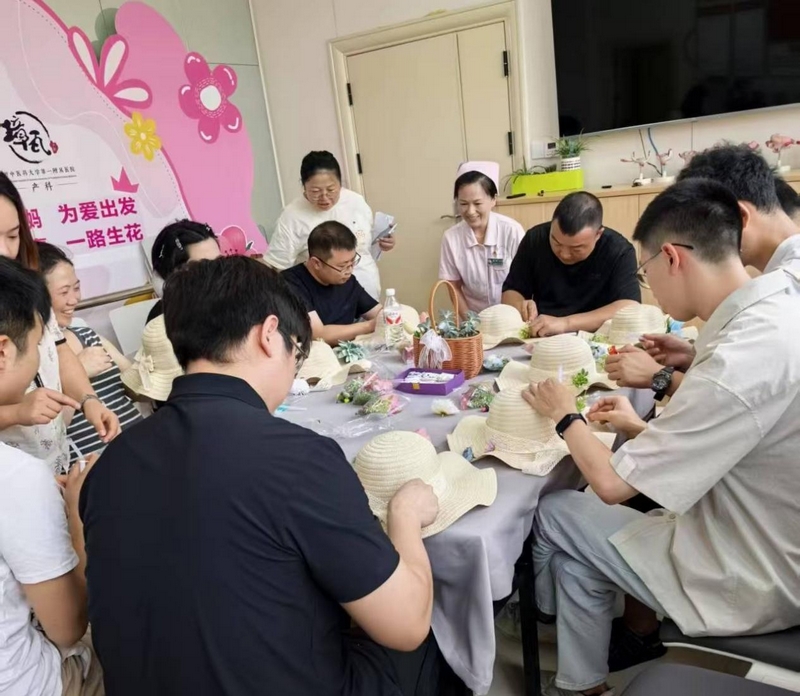 貴州中醫藥大學第一附屬醫院產科組織孕媽媽及家屬做手工。